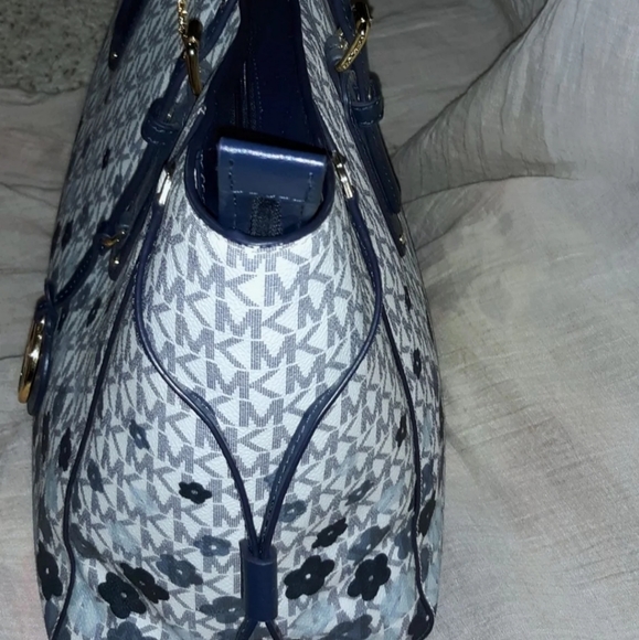 SOLD Michael Kors Signature Voyager tote - Picture 4 of 7